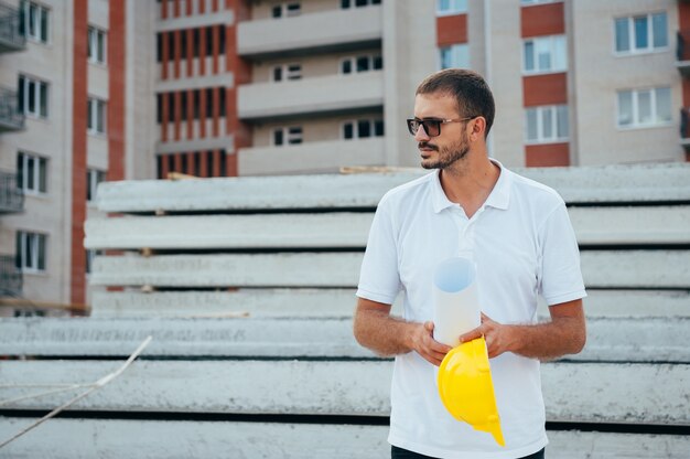 Bel architecte avec un casque sur le site