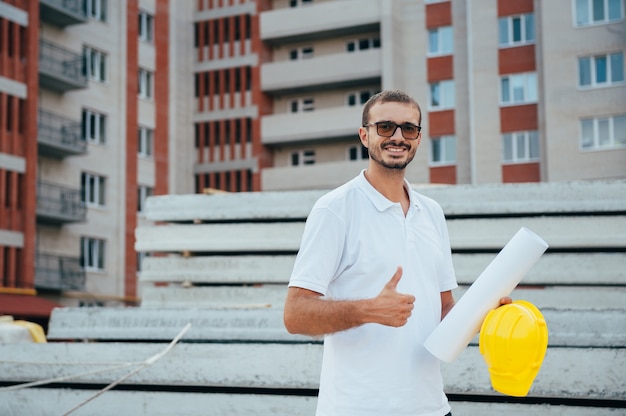 Bel architecte avec un casque sur le site