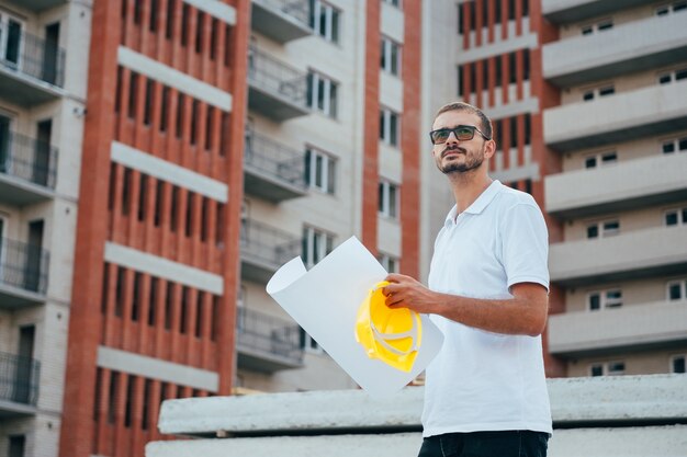 Bel architecte avec un casque sur le site