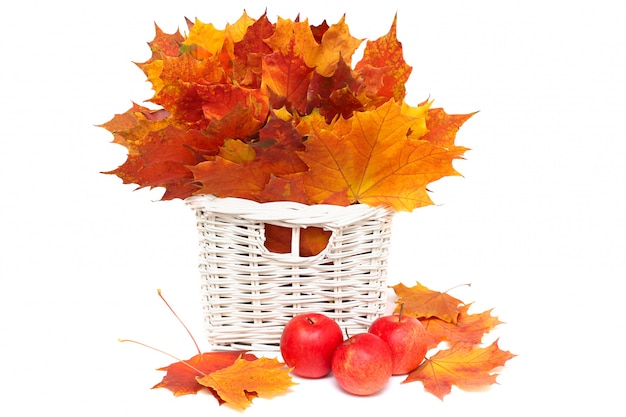 Bel arrangement de feuilles d'automne et de pommes rouges isolé sur blanc