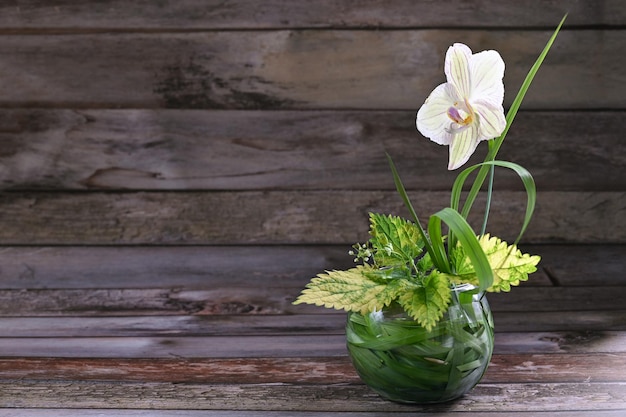 Bel arrangement de fleurs dans le style ikebana