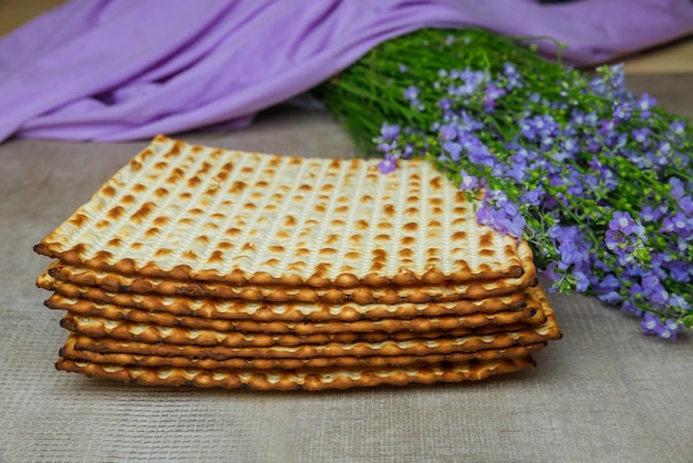 Un bel arrangement de fleurs décore cette matzoh casher de la Pâque