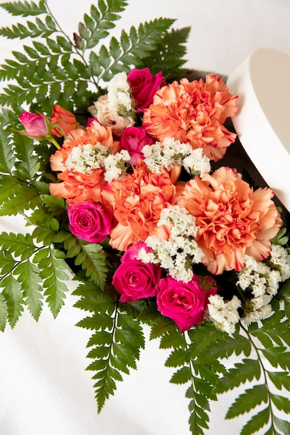 Photo bel arrangement de fleurs pour une fille d'anniversaire