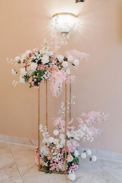 Bel arrangement floral de fleurs dans le décor d'un banquet de mariage dans un restaurant