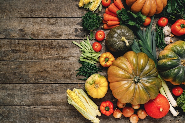 Bel arrangement de légumes d'automne sur la vue de dessus de table en bois