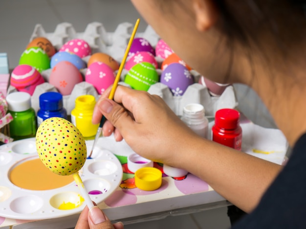 Bel art sur les oeufs au festival de Pâques.