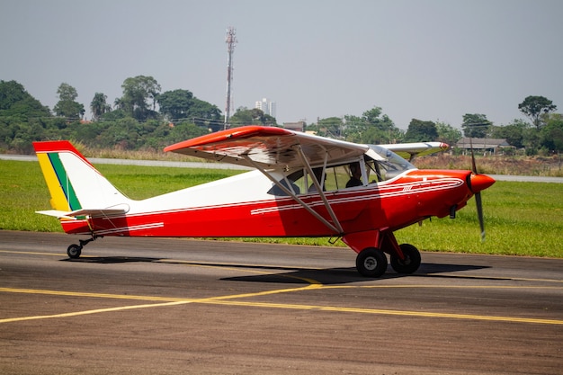 bel avion rouge à l'aéroport