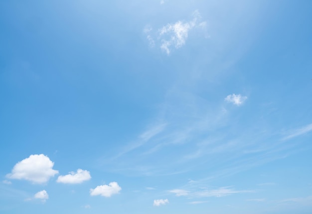 Bel ciel bleu et nuages cumulus blancs arrière-plan abstrait Arrière-plan du paysage nuageux Ciel bleu