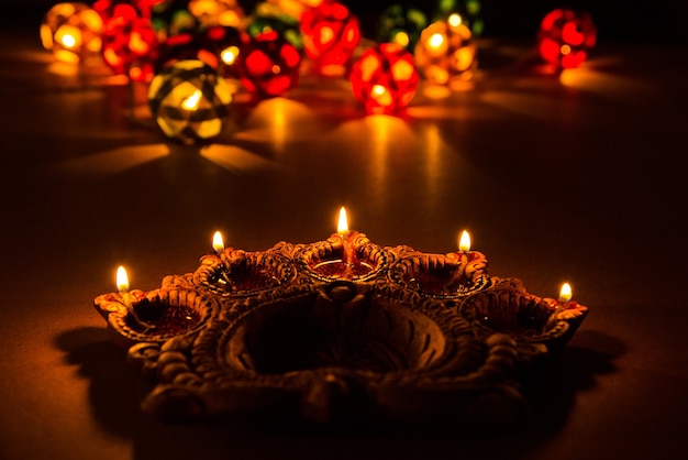 Bel éclairage diwali ou lampe à huile diya ou argile, mise au point sélective