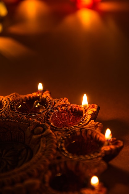 Bel éclairage diwali ou lampe à huile diya ou argile, mise au point sélective