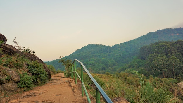 Bel endroit touristique Point de vue de Needle Rock ou point de suicide par une belle journée ensoleillée Meilleur lieu de randonnée et de lieu de rencontre pour les touristes à Nilgiris ou Ooty