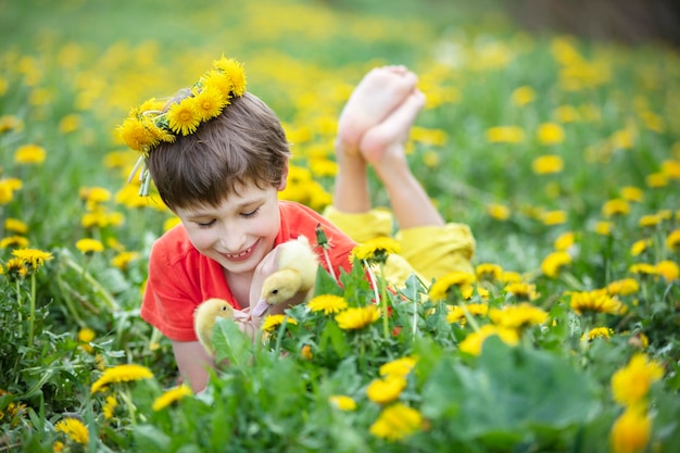 Photo bel enfant dans la nature avec des canetons