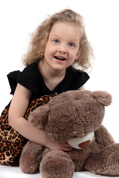 Bel enfant Petite fille avec un ours en peluche