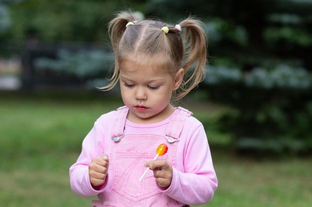 Bel enfant avec sucette dans le parc d'été