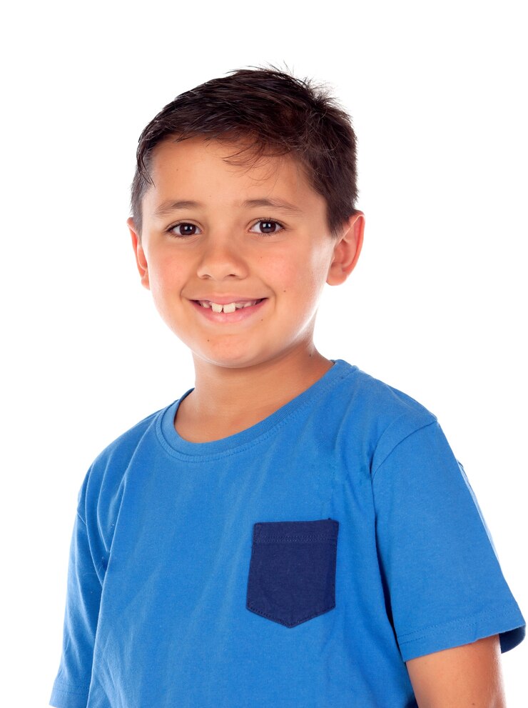 Photo bel enfant avec un tshirt bleu et des cheveux noirs