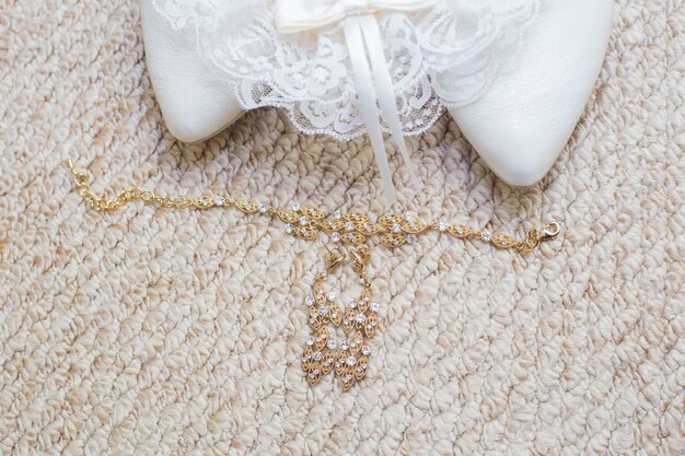 Bel ensemble d'accessoires de mariage pour femmes. Le matin de la mariée. chaussures blanches