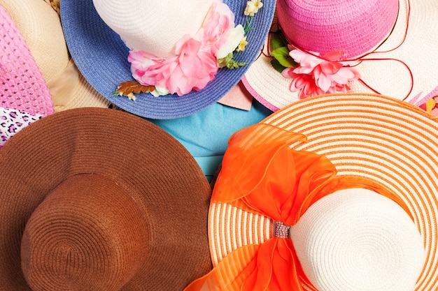 Bel ensemble de chapeaux d&#39;été sur fond en bois