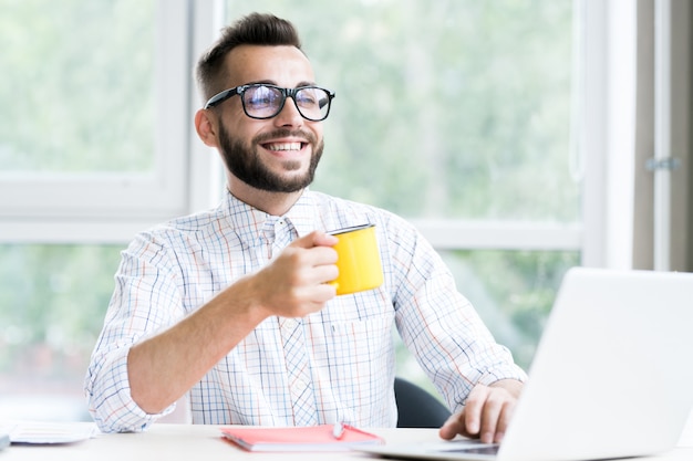 Bel entrepreneur bénéficiant d'un bureau de travail