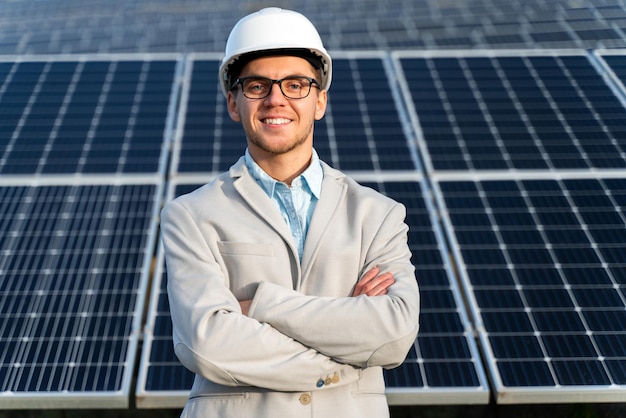 Bel entrepreneur caucasien debout devant la ferme énergétique à la campagne