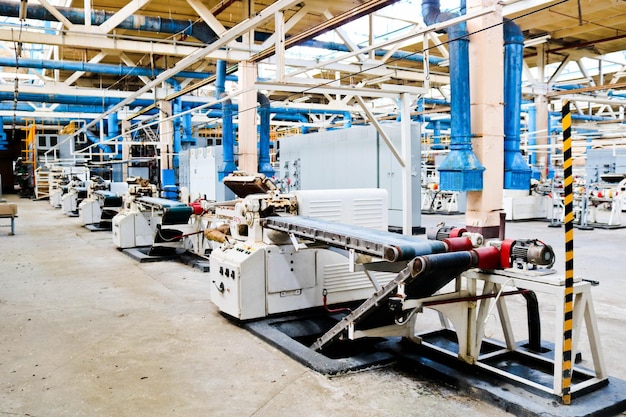 Bel équipement industriel en métal d'une ligne de production dans une usine de construction de machines