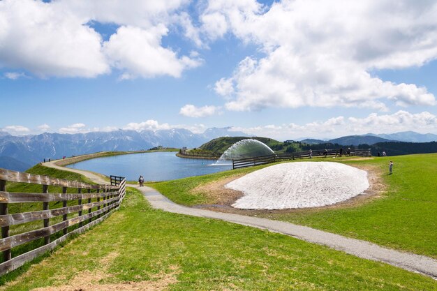 Bel étang sur la montagne Wildenkarkogel dans les Alpes SaalbachHinterglemm Autriche