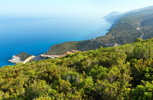 Bel été, côte de la plage de Porto Katsiki sur la mer Ionienne (Lefkada, Grèce) vue d'en haut