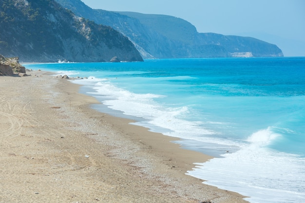 Bel été plage de galets de la côte de Lefkada (Grèce, mer Ionienne)