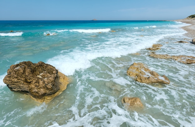 Bel été plage de galets de la côte de Lefkada (Grèce, mer Ionienne)