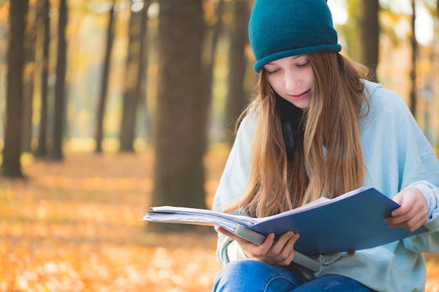 Bel étudiant lisant un manuel