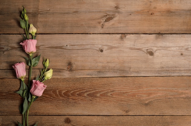 Bel eustoma sur surface en bois