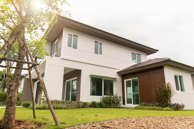 Bel extérieur de maison moderne avec de l'herbe verte