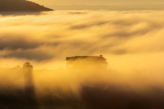 Bel hébergement au milieu de la brume à Khao Kho, province de Phetchabun, Thaïlande.