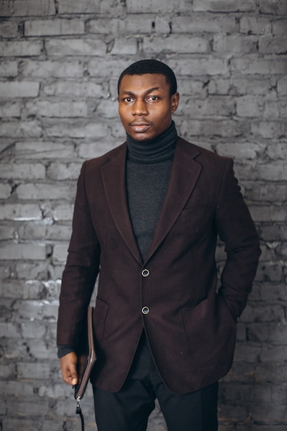 Bel homme d&#39;affaires afro-américain dans un bureau moderne.