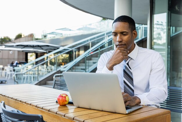 Bel homme d'affaires afro-américain PDG dans un élégant costume d'entreprise élégant