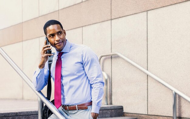 Bel homme d'affaires afro-américain PDG dans un élégant costume d'entreprise élégant