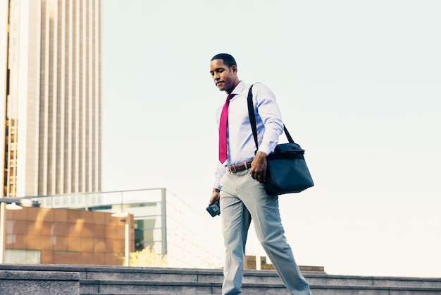 Bel homme d'affaires afro-américain PDG dans un élégant costume d'entreprise élégant