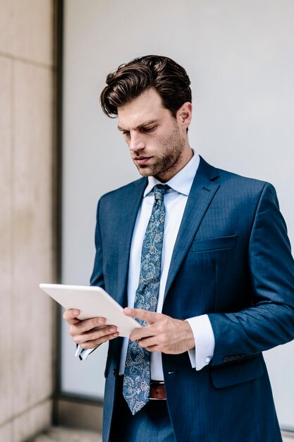 Bel homme d'affaires à l'aide de tablette numérique