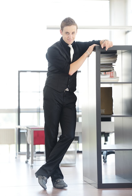 Bel homme d&#39;affaires au bureau