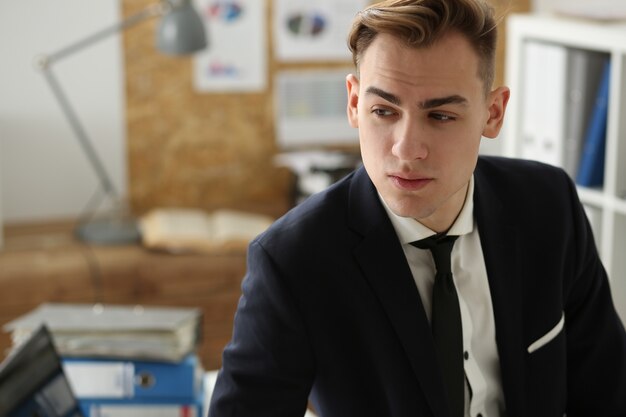 Bel homme d'affaires au lieu de travail