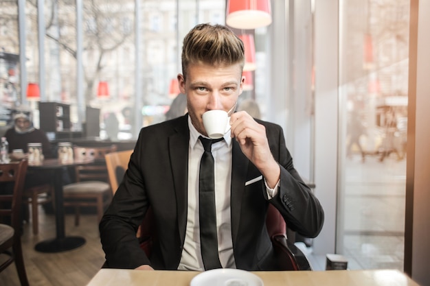 Bel homme d'affaires ayant un café