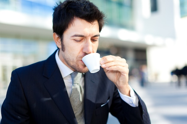 Bel homme d&#39;affaires, boire du café pour le petit déjeuner