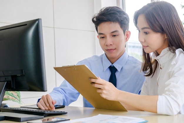 bel homme d'affaires confiant et employés belle femme de bureau