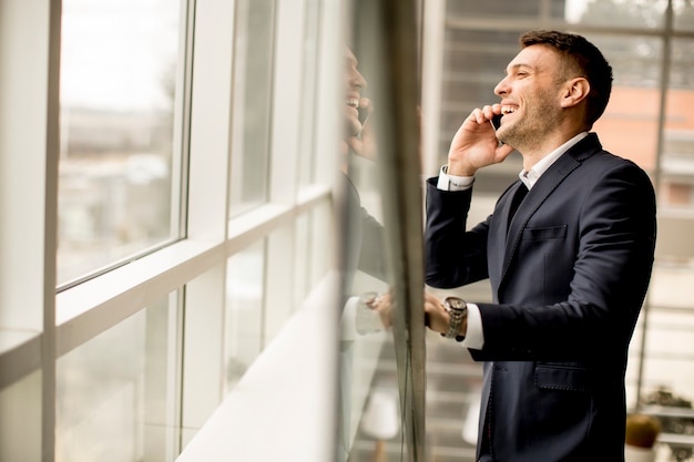 Bel homme d&#39;affaires en costume classique, parler au téléphone mobile