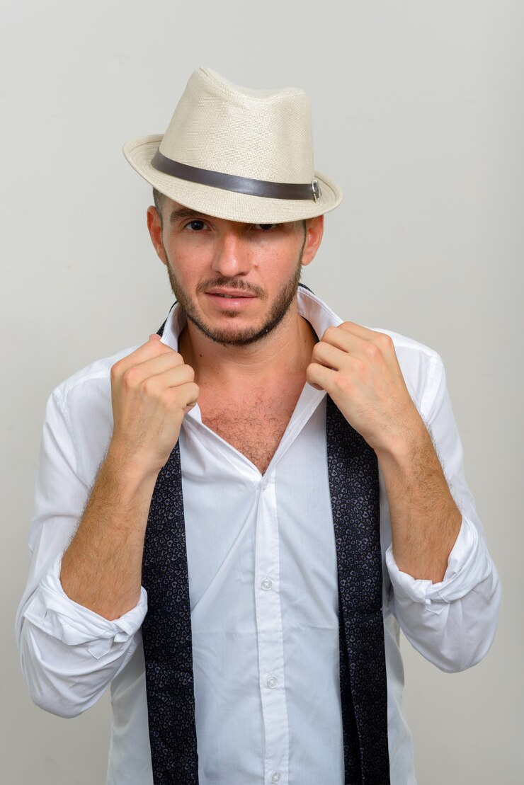 Photo bel homme d'affaires hispanique barbu portant un chapeau sur blanc