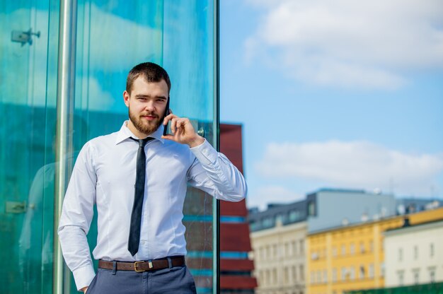 Bel homme d&#39;affaires parlant par téléphone portable