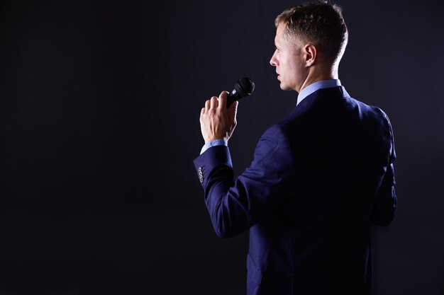 Bel homme d&#39;affaires parle en conférence à l&#39;hôtel