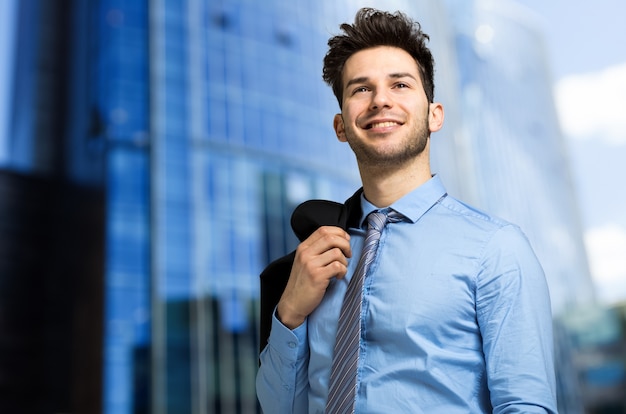 Bel homme d&#39;affaires en plein air