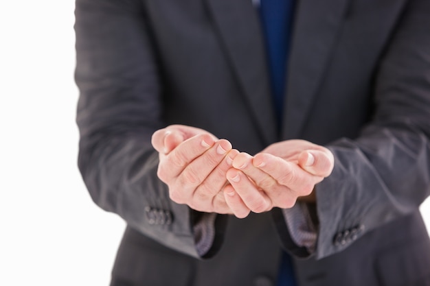 Photo bel homme d'affaires présentant des mains