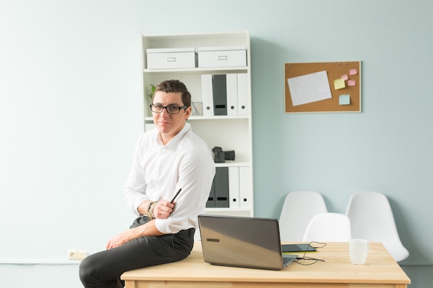 Bel homme d'affaires s'amusant au bureau