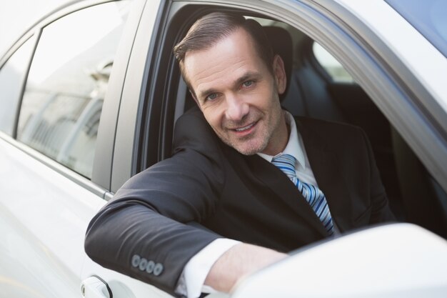 Bel homme d&#39;affaires, souriant à la caméra